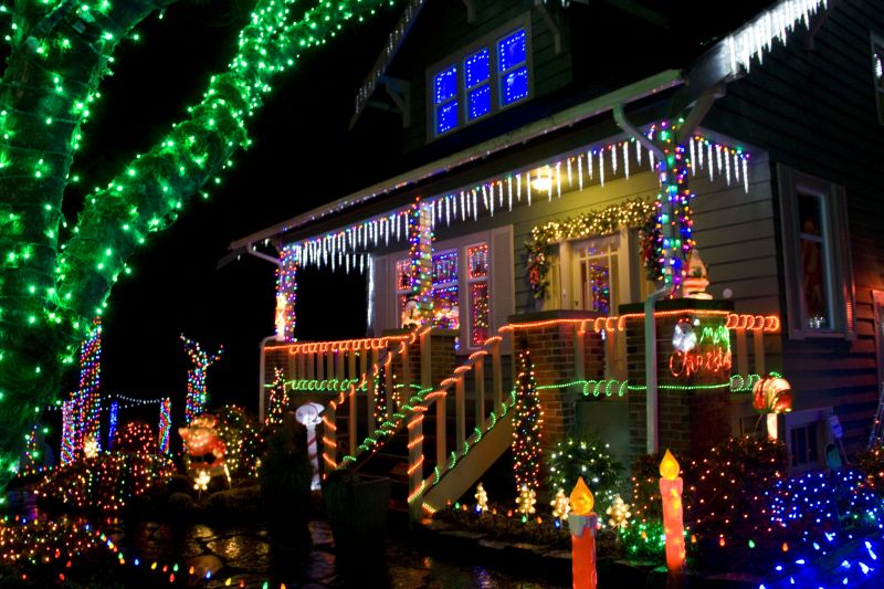 Christmas Lights Hanging in Roswell, GA